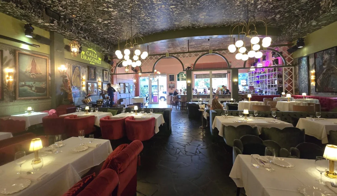 Salón principal de Calle Dragones con terciopelo rojo y candelabros en Little Havana, Miami.