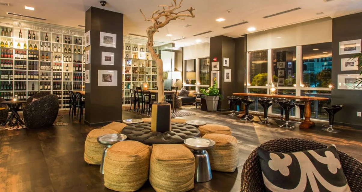 Lounge interior de Crazy About You con vista al agua en The Mark on Brickell, Miami.