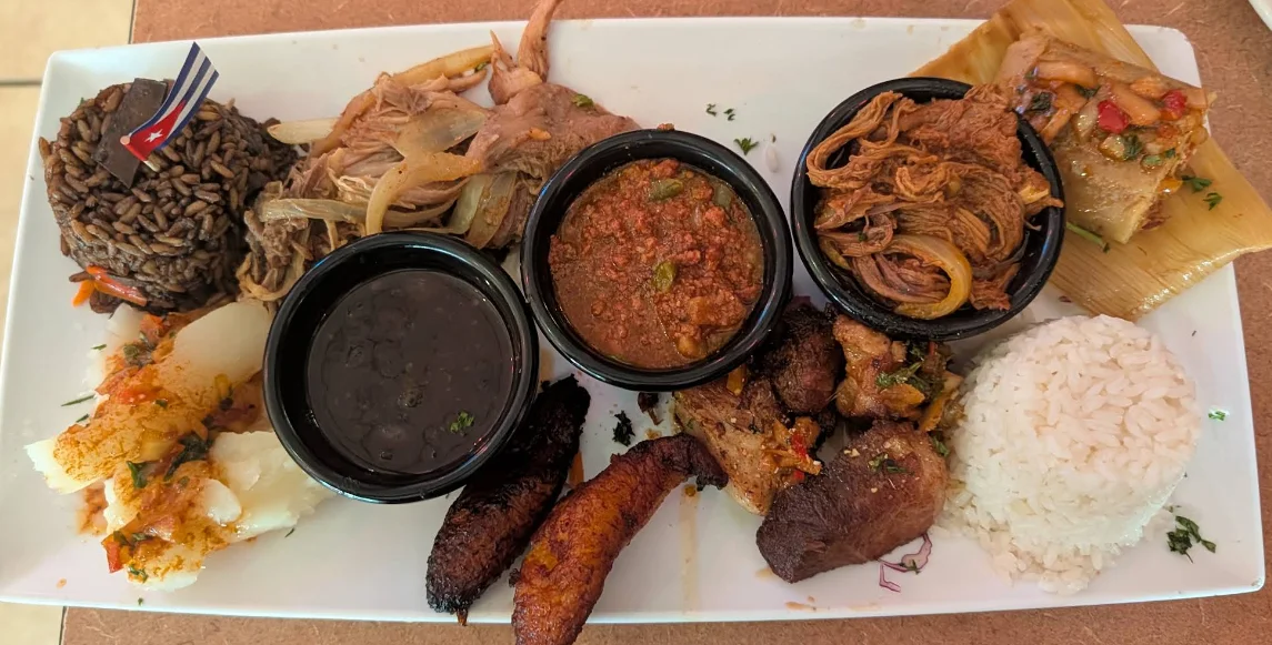 Plato cubano completo con ropa vieja, pernil, tostones, arroz y frijoles negros en El Cristo Restaurant Miami.