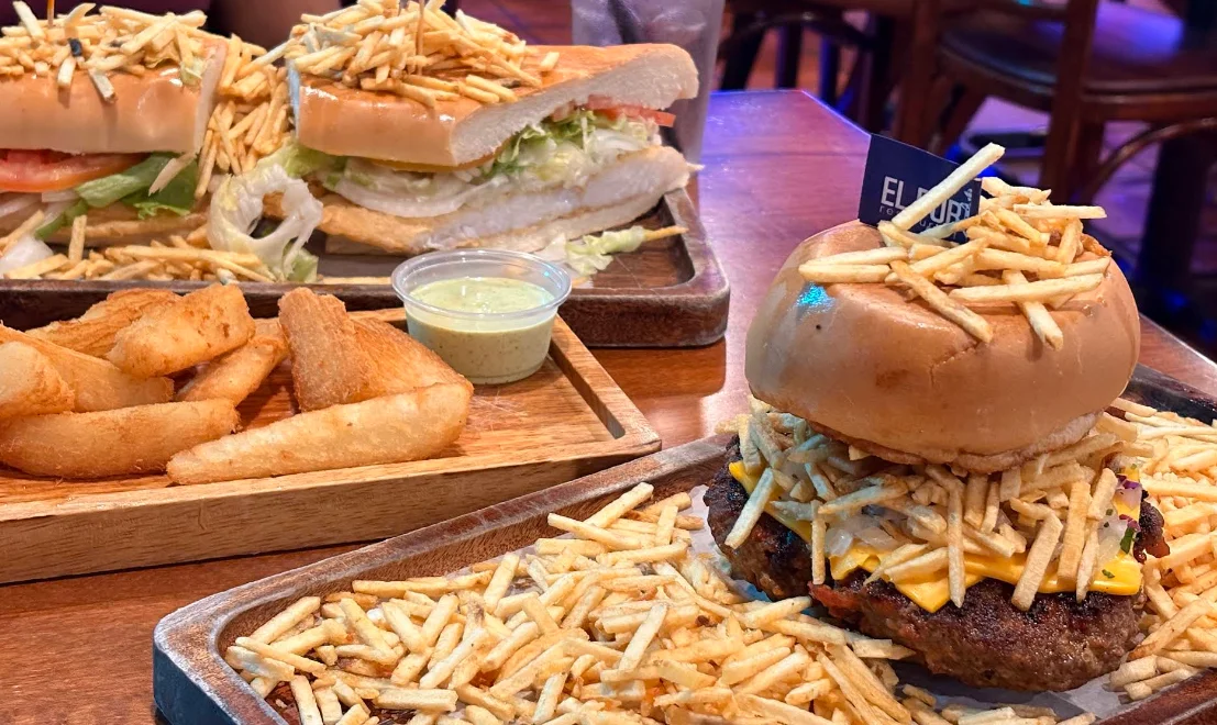 Sándwich cubano y hamburguesa con papas fosforito en El Pub Restaurant, Little Havana Miami.
