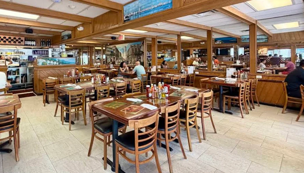 Comedor de Puerto Sagua Restaurant, clásico cubano de South Beach, Miami.